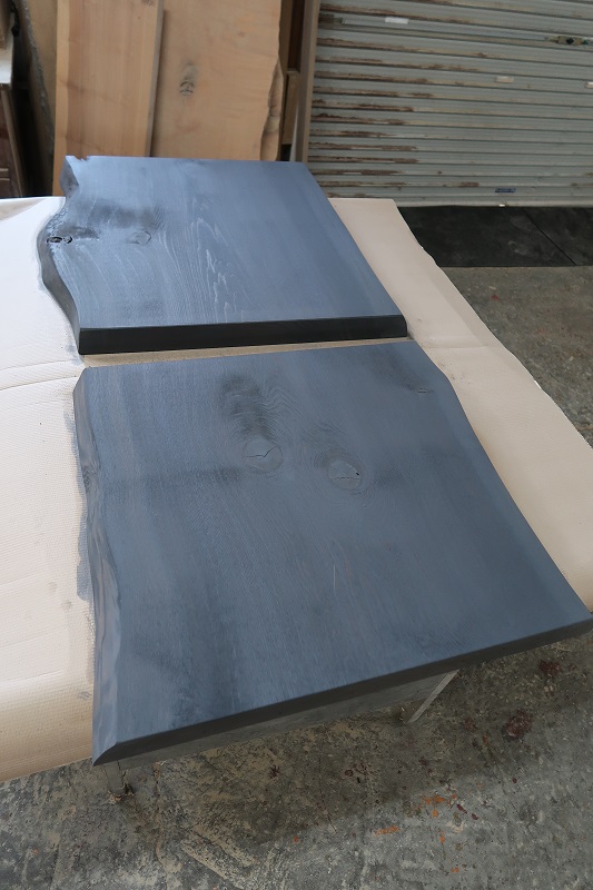 天然杉一枚板を着色塗装