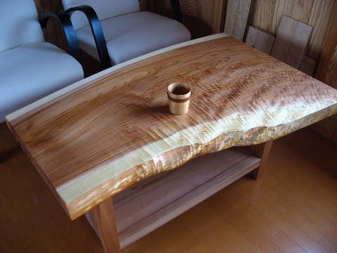 耳付き天然杉　一枚板ローテーブル（棚付き）　クリア