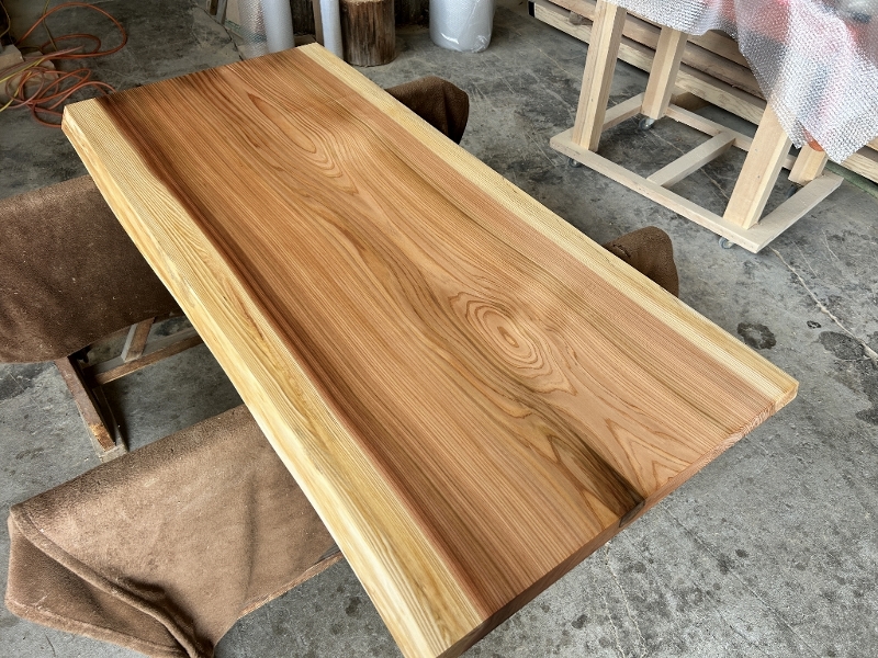 小さめな一枚板テーブル出来上がりました。