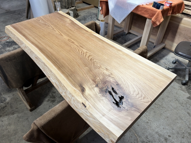 耳部分の凹みが「えくぼ」見える一枚板テーブル